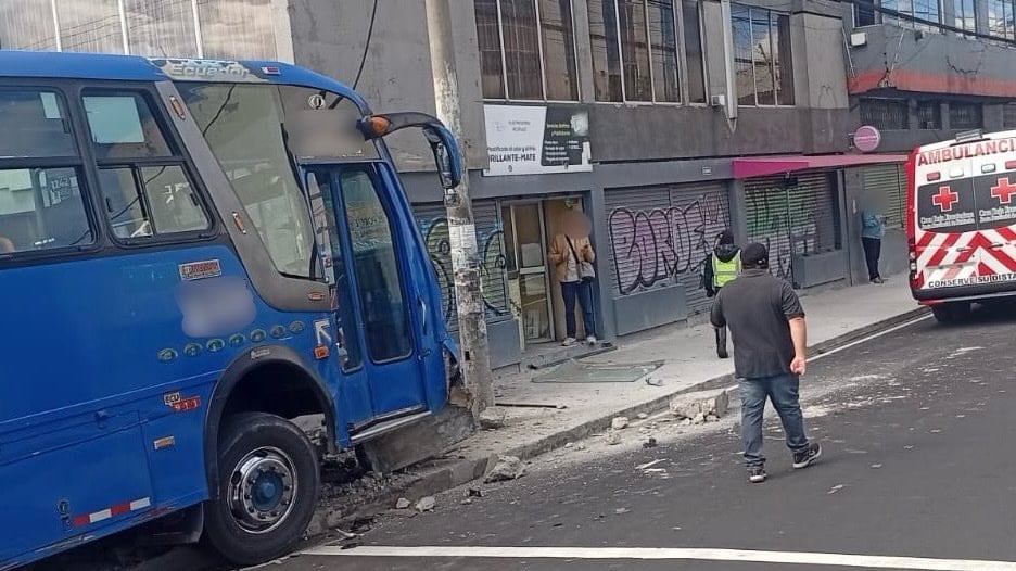 Joven se salvó de morir tras el choque de un bus en el norte de Quito