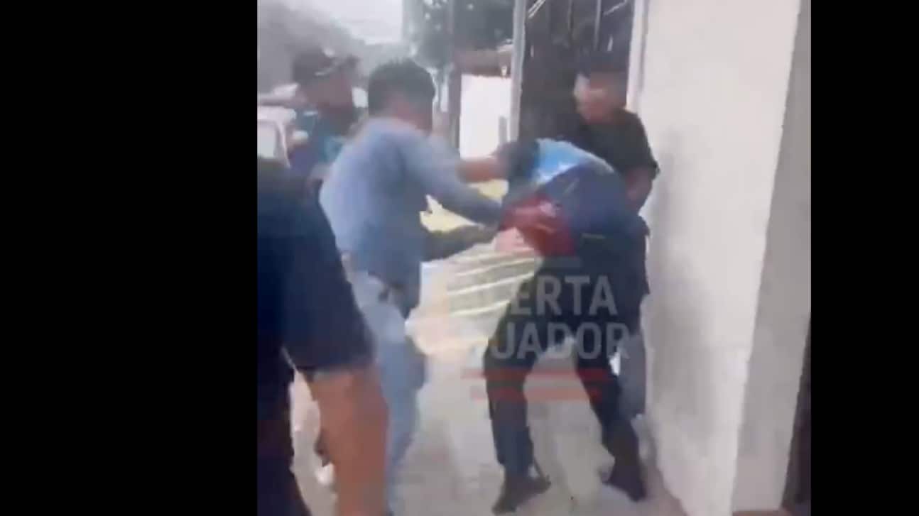 VIDEO: Agentes Municipales son agredidos por hombres implicados en siniestro de tránsito en Guayaquil - Fuente: Video de X