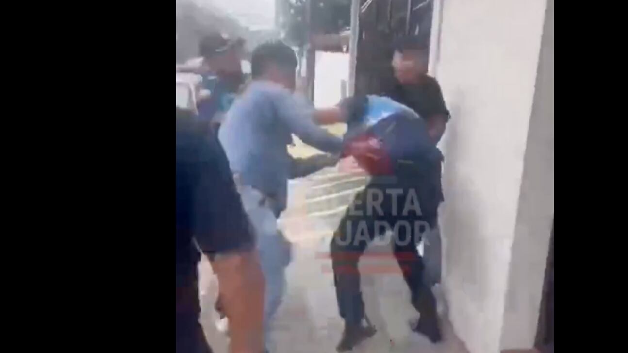 VIDEO: Agentes Municipales son agredidos por hombres implicados en siniestro de tránsito en Guayaquil - Fuente: Video de X