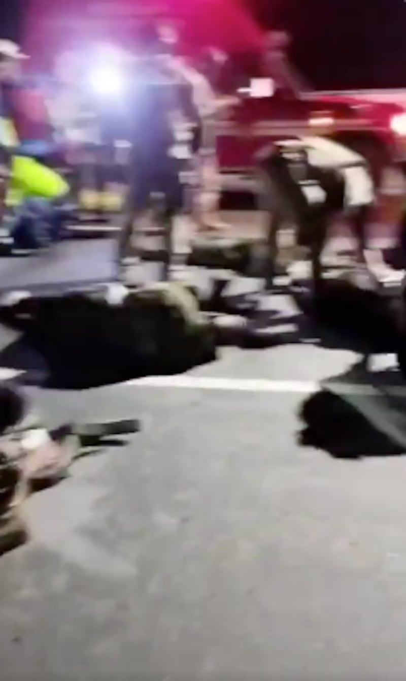 Choque entre una tanqueta militar y un tráiler en la vía a La Costa.