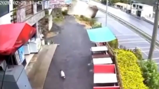 VIDEO: enorme roca cae en carretera de Colombia y casi aplasta a una persona - Fuente: Video de X