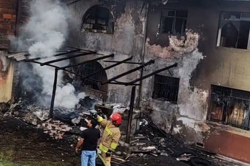 Así quedaron las viviendas y local tras voraz incendio en Cuenca