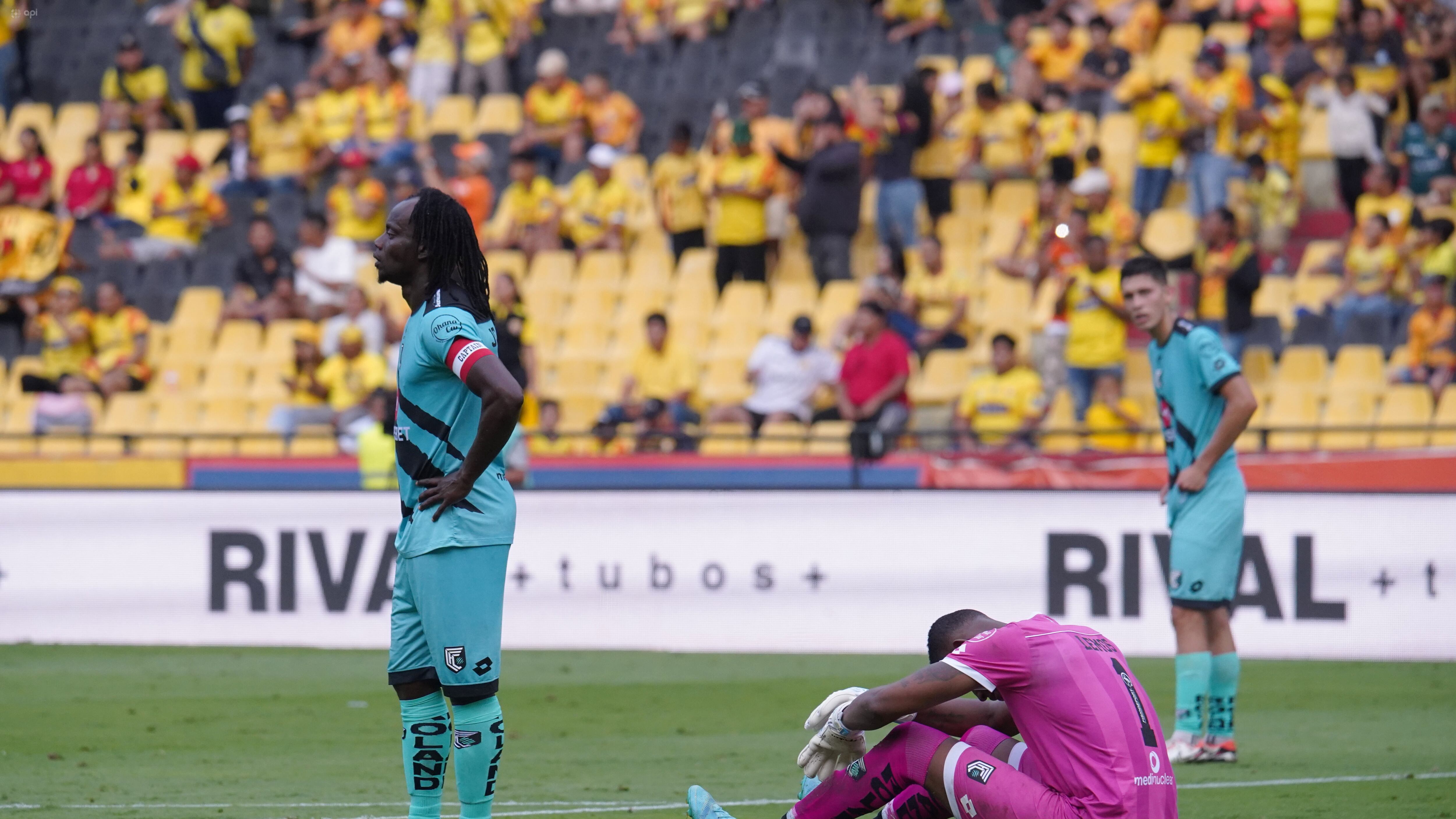 Juan Carlos Paredes y Alexis Lemus en la derrota del Cumbayá ante Barcelona