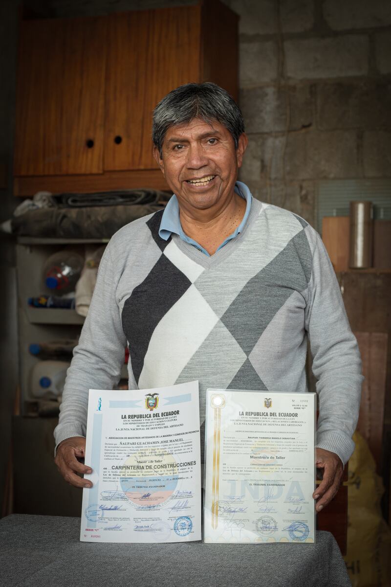 A sus 50 años, Manuel se graduó de Maestro Artesano de la Madera