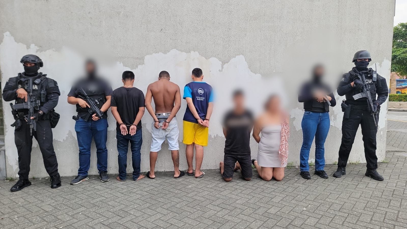 El operativo permitió rescatar a la víctima y decomisar armas, municiones y otros indicios vinculados al caso.