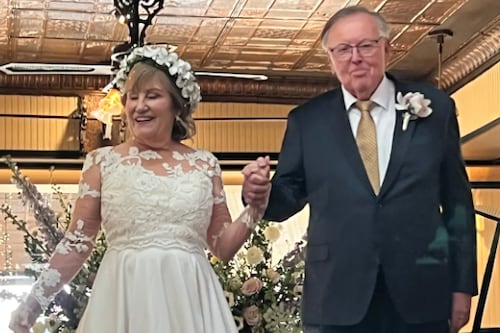 Mujer se casa a los 76 años después de encontrar a su pareja “ideal” en una app de citas