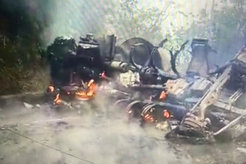 Fuerte incendio tras volcamiento de tanquero de combustible en San Miguel de Los Bancos