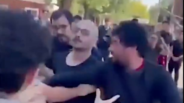 VIDEO: Profesor universitario protagoniza pelea con estudiantes tras desacuerdo político en evento estudiantil - Fuente: Video de X