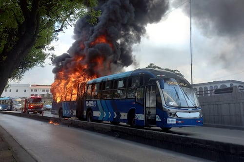 Bus de la Metrovía se incendia en Guayaquil: alarma cerca del Cementerio General