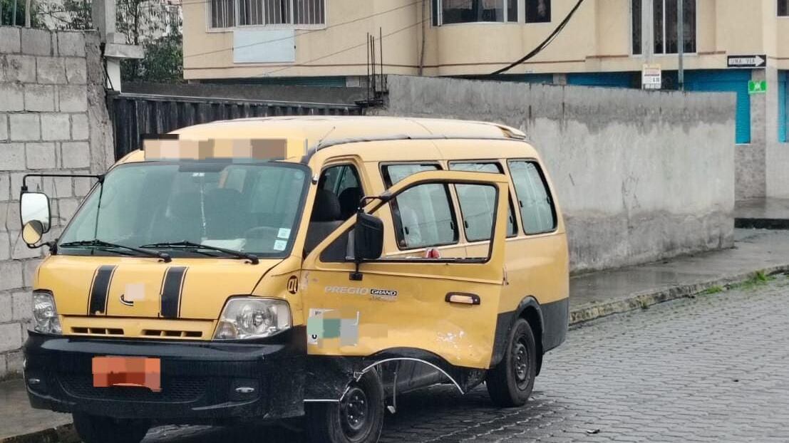 Choque de furgoneta y camioneta en Machachi