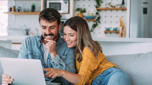 4 de cada 10 de los ecuatorianos mantuvo una relación amorosa en el trabajo