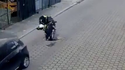 Motociclista se accidenta al caer en un bache en Riobamba: el momento quedó en video - Fuente: Video de X