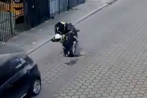 Motociclista se accidenta al caer en un bache en Riobamba: el momento quedó en video