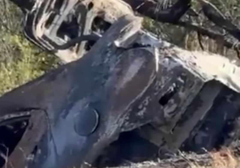 Vehículo incendiado y una mujer atada de pies y manos en México.