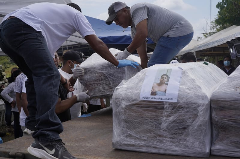 Daule, Guayas, viernes 05 de junio del 2026
Los restos de los 8 desaparecidos, fueron enterrados en el Cementerio General Juan Bautista Aguirre del recinto Los Tintos. 
Fotos: César Muñoz/API