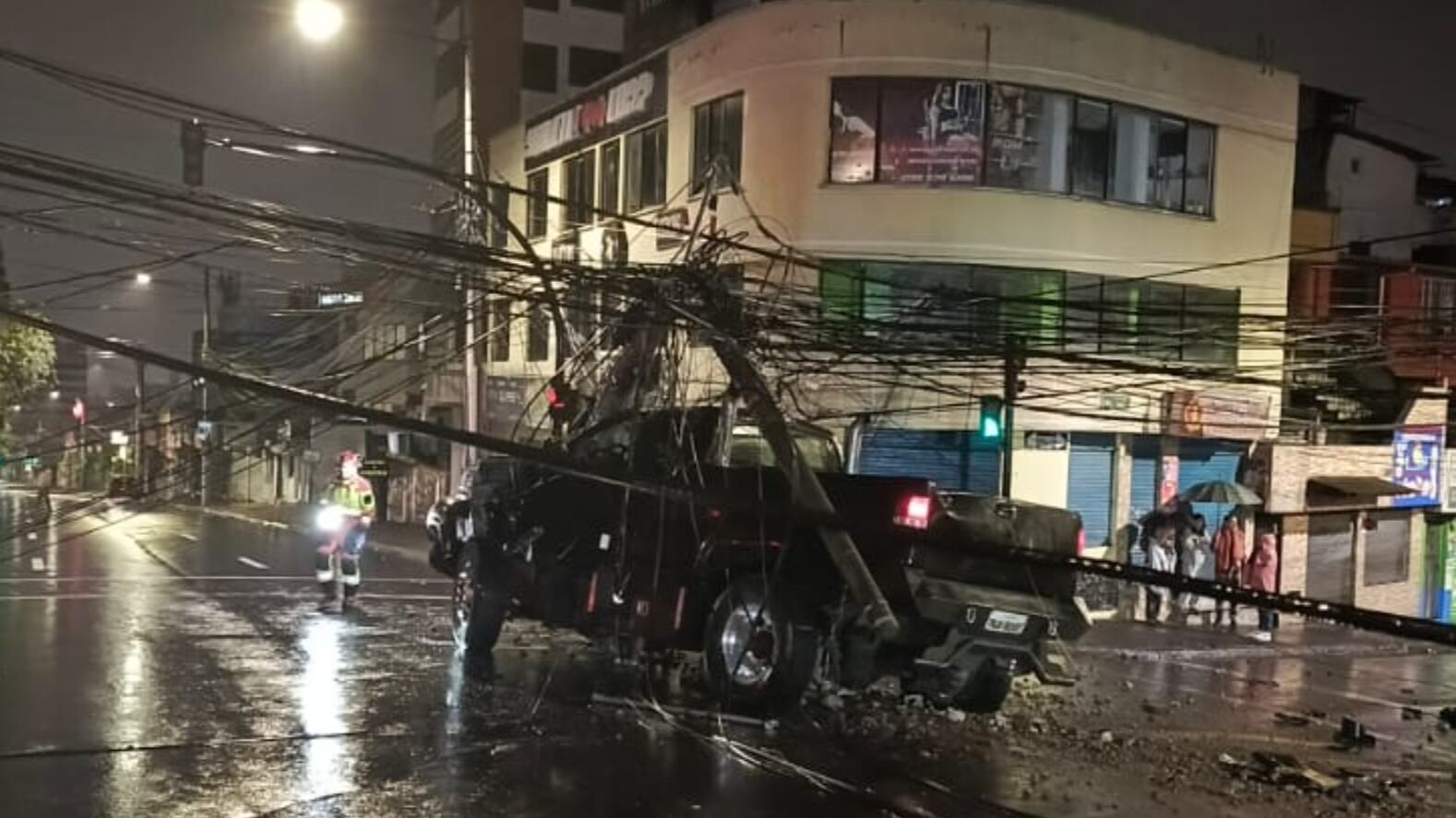 Camioneta se estrello contra un poste de luz en el norte de Quito