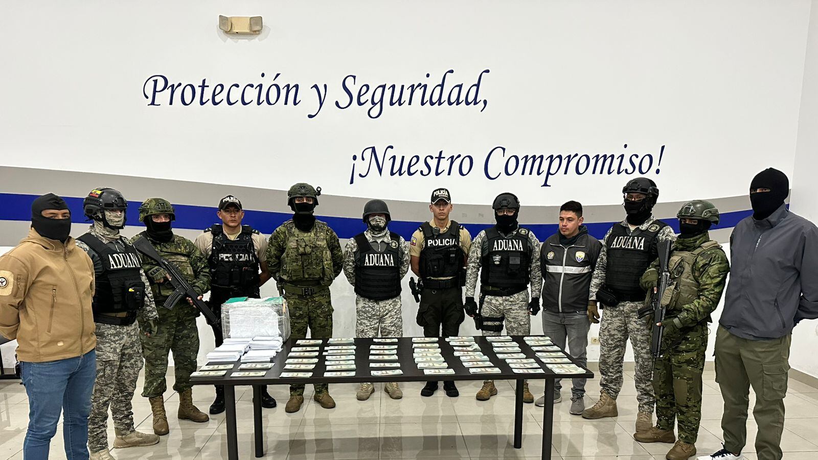 Hallan más de 50 mil dólares en billetes falsos en el Terminal de Carcelén, en el norte de Quito. Foto: Policía Nacional