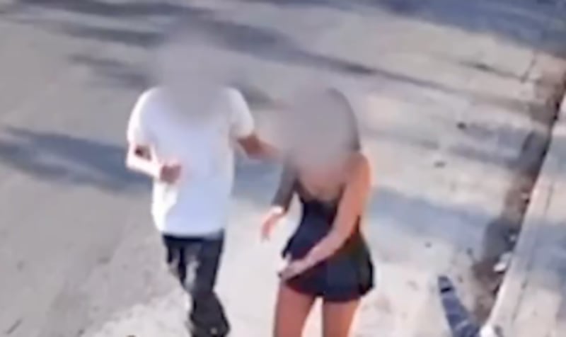 Cámaras de seguridad captaron el momento en que la víctima fue arrastrada por varias cuadras durante el violento atropello.