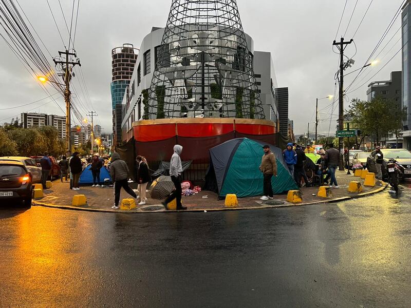 Largas filas para comprar una entrada para Ferxxo/Feid