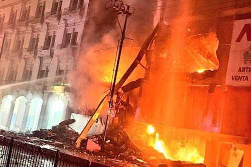 Colapsa el segundo edificio por incendio en la Bahía de Guayaquil