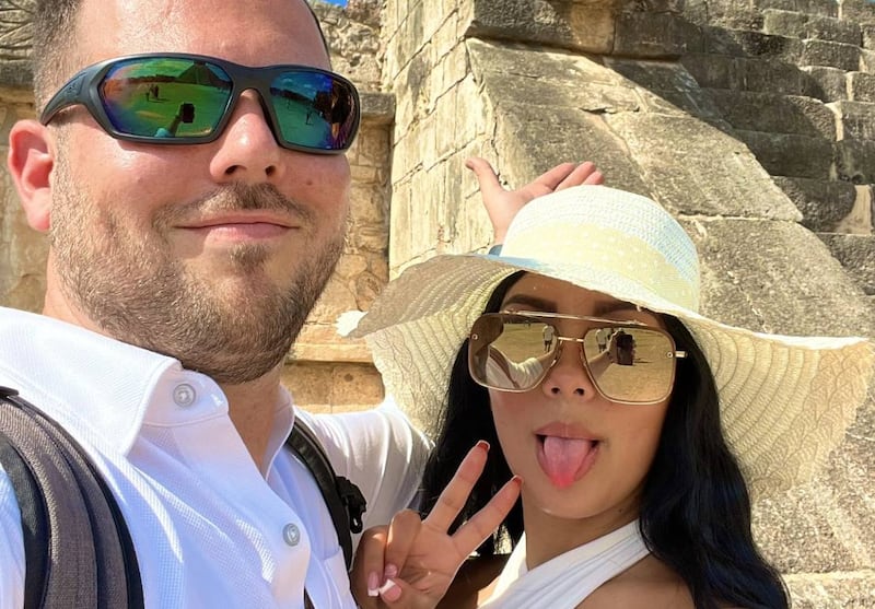 John Nelson Poulos junto a La DJ colombiana Valentina Trespalacios / Twitter