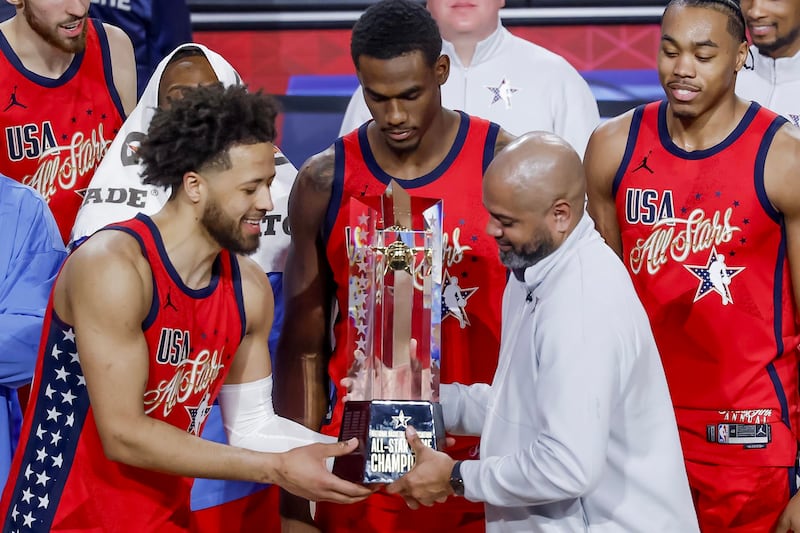 Cade Cunningham (i) y el coach del equipo Estrellas de EE.UU., J.B. Bickerstaff (d), posan con el trofeo después de vencer al equipo Barras de EE.UU. en el partido 'All-Star' de la NBA en Inglewood, California. EFE/EPA/CHRIS TORRES SHUTTERSTOCK OUT