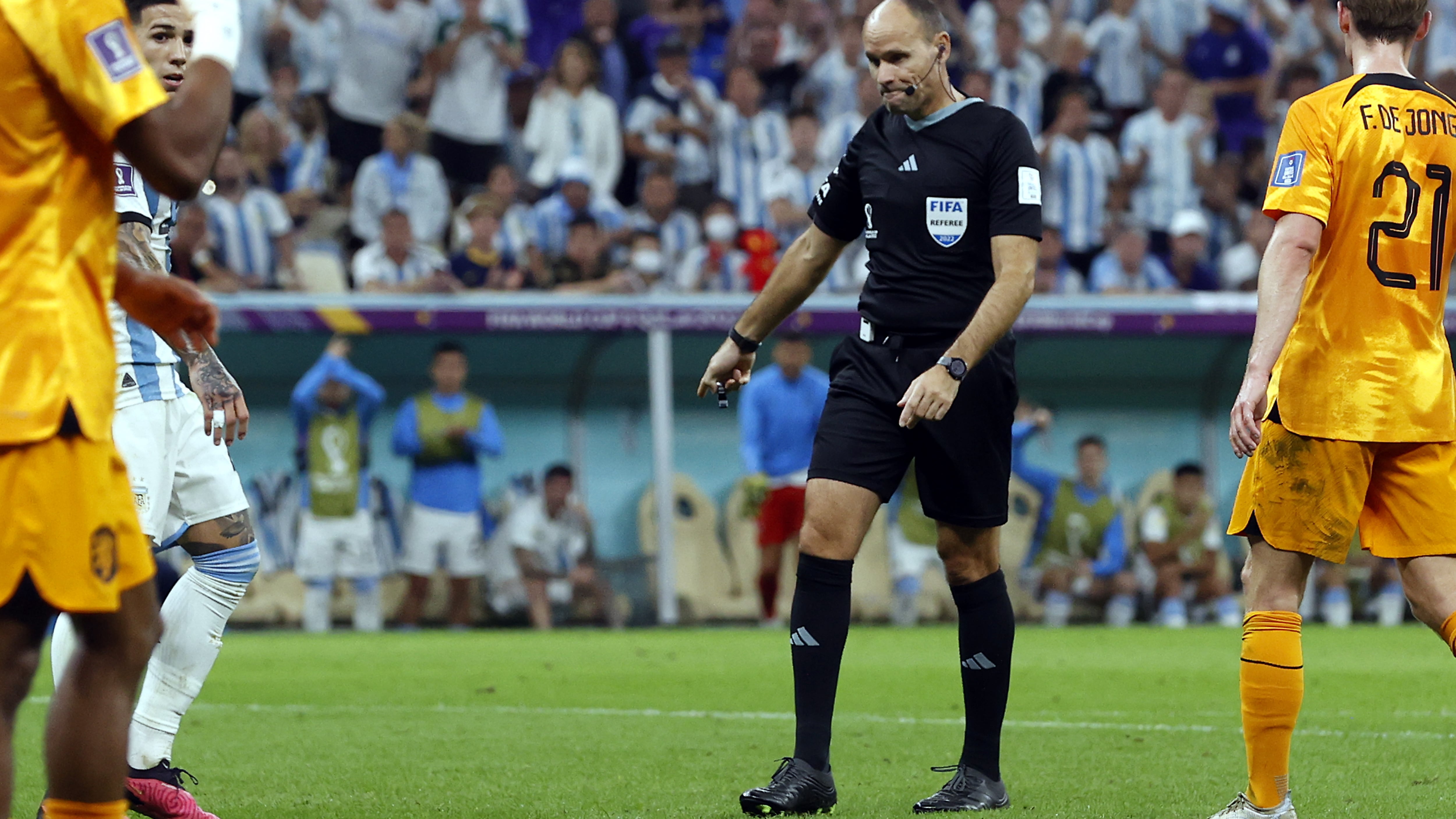 El árbitro español Antonio Mateu Lahoz dictamina un penalti para Argentina durante el partido de cuartos de final