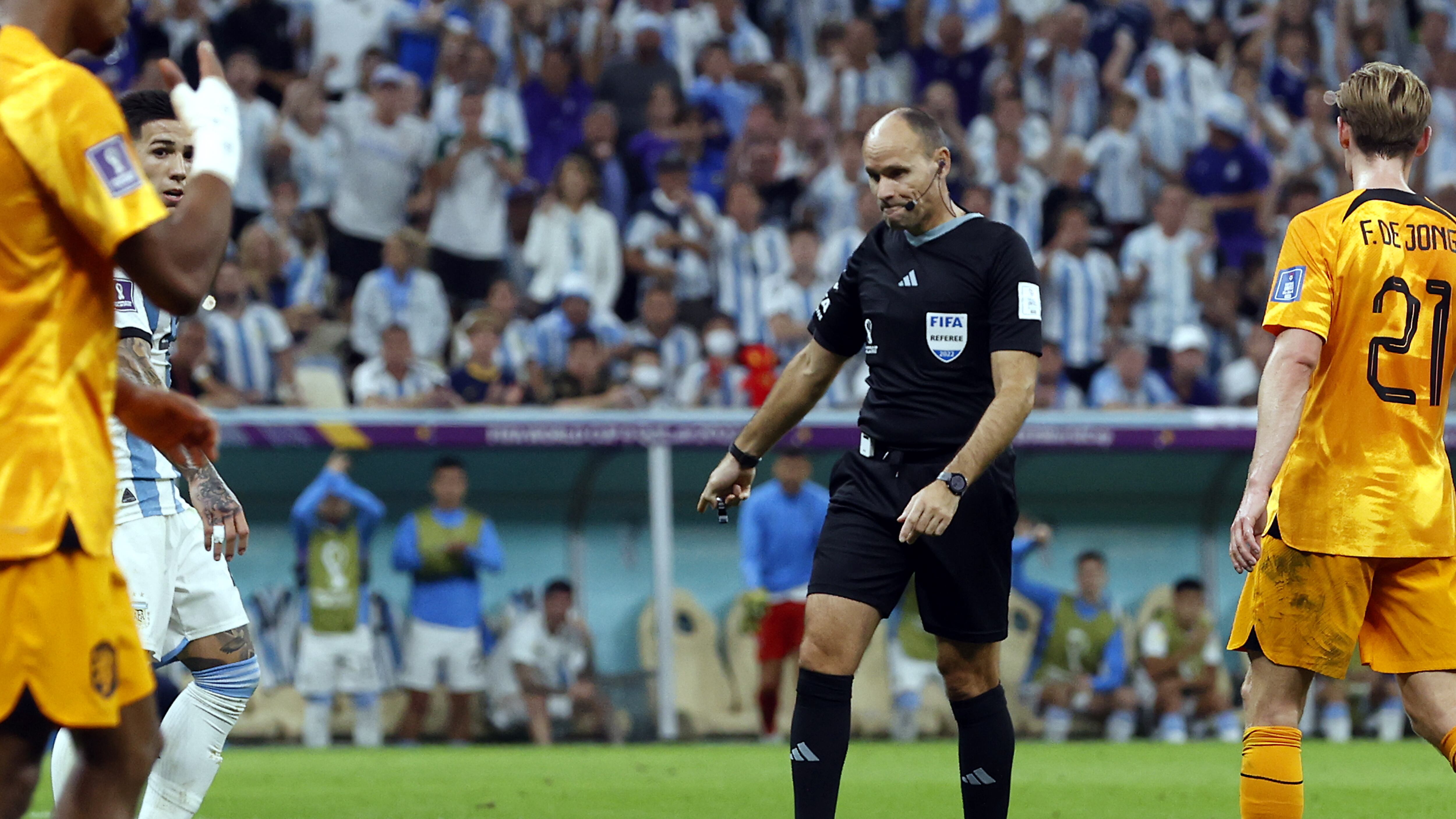 El árbitro español Antonio Mateu Lahoz dictamina un penalti para Argentina durante el partido de cuartos de final