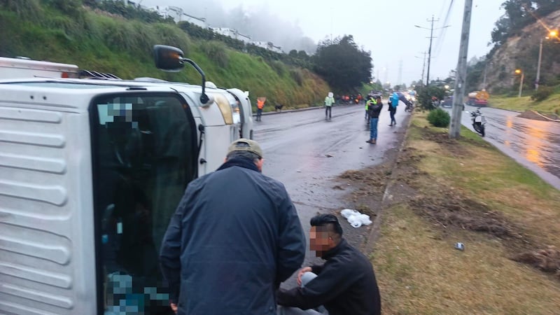 Una persona herida deja accidente de tránsito entre un trailer, un camión y un vehículo en la Av. Simón Bolívar
