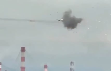 Videos muestran el momento en que drones impactan una refinería en Moscú