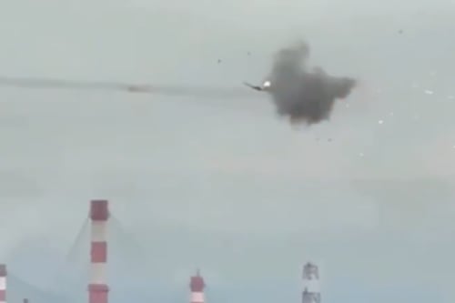 Videos muestran el momento en que drones impactan una refinería en Moscú