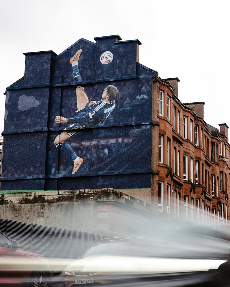 Scott McTominay en un mural en Escocia