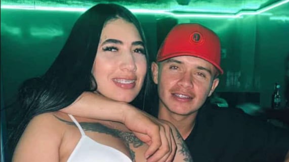 Sujeto asesina y apuñala a su novia en un bar; testigos grabaron el crimen