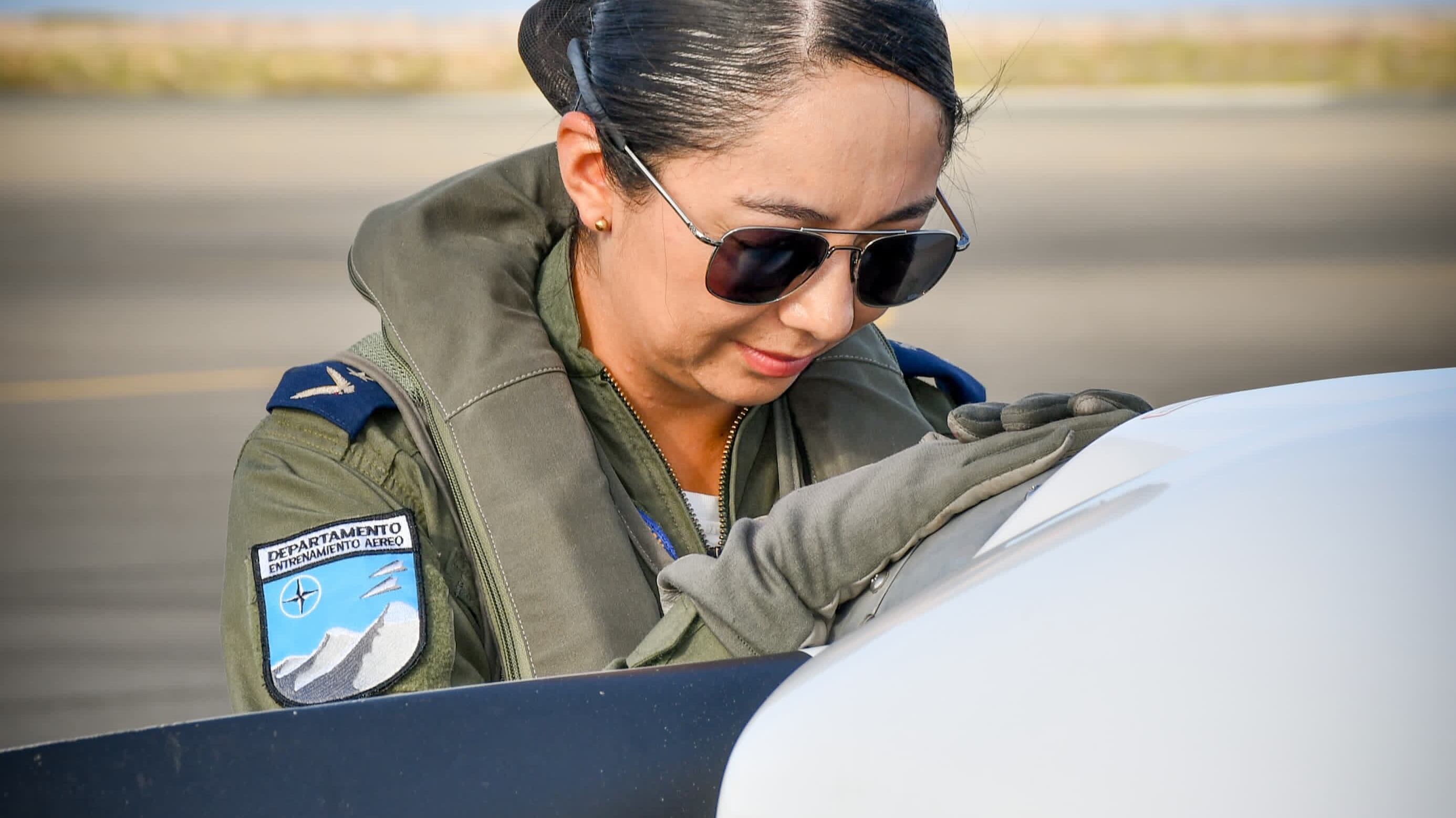 Diana Ruiz, capitán-piloto de aviación, fue la primera mujer de la FAE en pilotear un avión supersónico, de 32 años y oriunda de Ambato, se graduó como parte de la tercera promoción de oficiales de armas y técnicos de mujeres de la ESMA. Ella junto al cadete Juan Pacheco fallecieron tras el accidente de una nave de Instrucción de la ESMA
Fotos: Cortesia FAE/API
