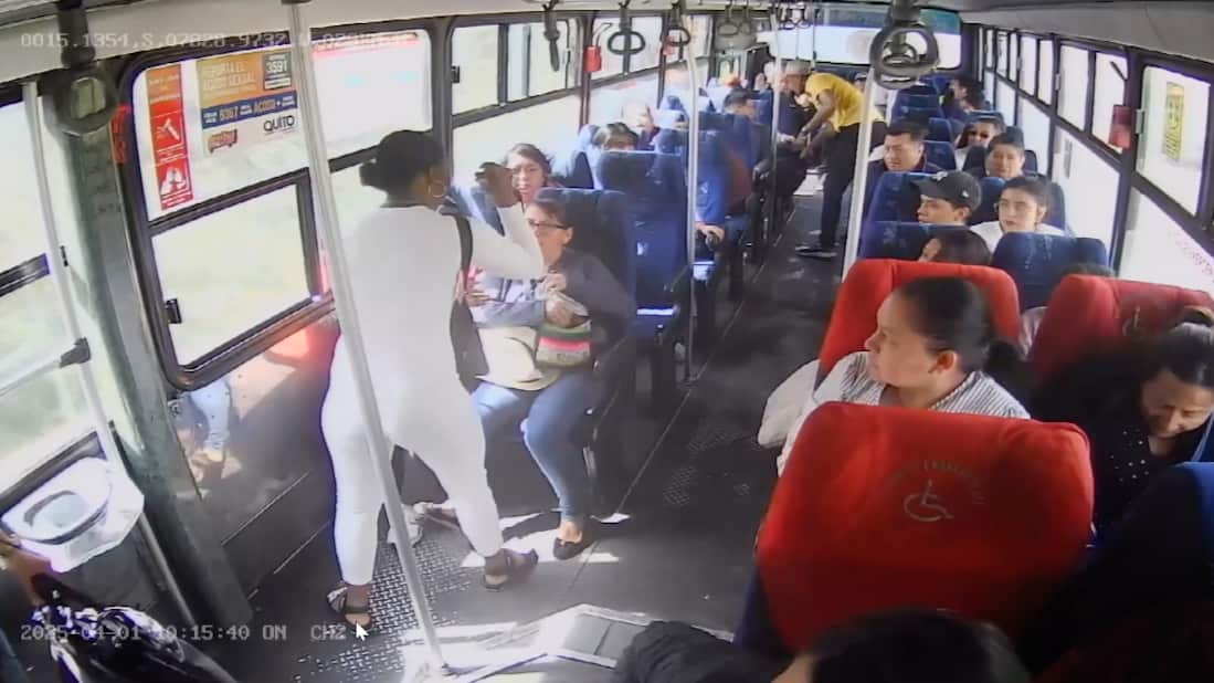 Pasajeros fueron víctimas de violento asalto en un bus en Quito