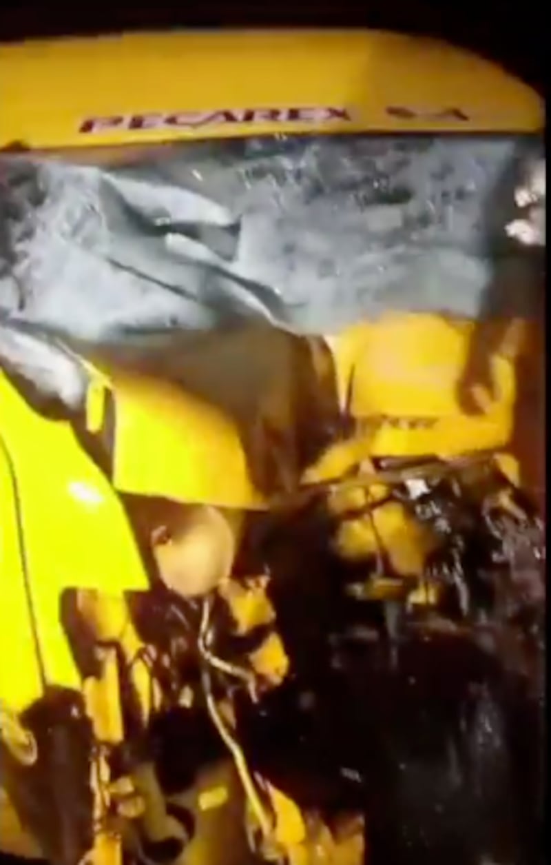 Accidente de tránsito entre una camioneta y una furgoneta escolar.