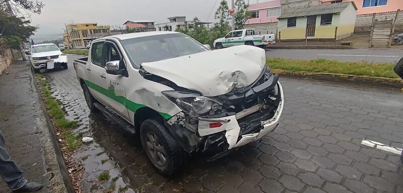 Choque de furgoneta y camioneta en Machachi