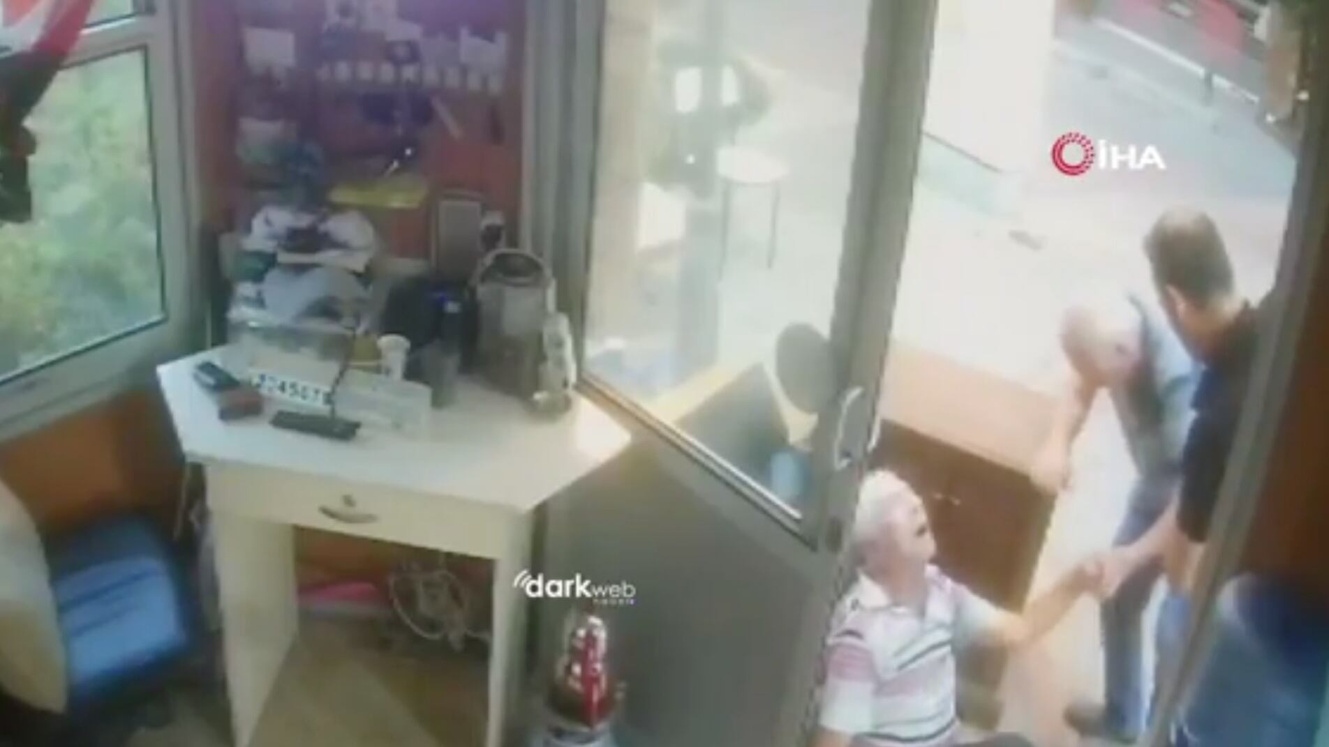 ¡Tragedia doble!: Dos amigos fallecen por infarto simultáneo en Turquía - Fuente: Video de X