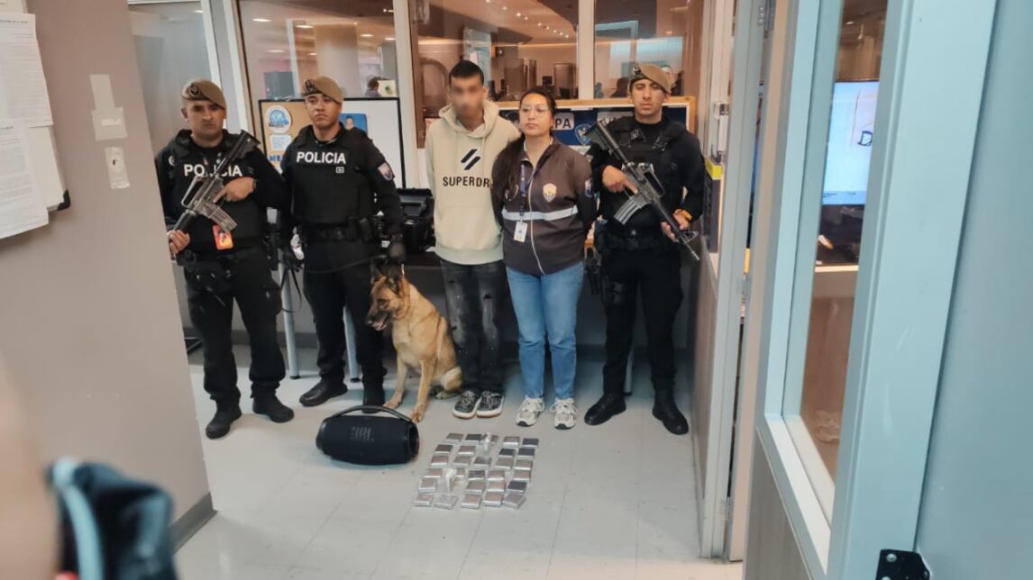Descubren cocaína escondida en un parlante en el aeropuerto de Quito: pasajero iba a España