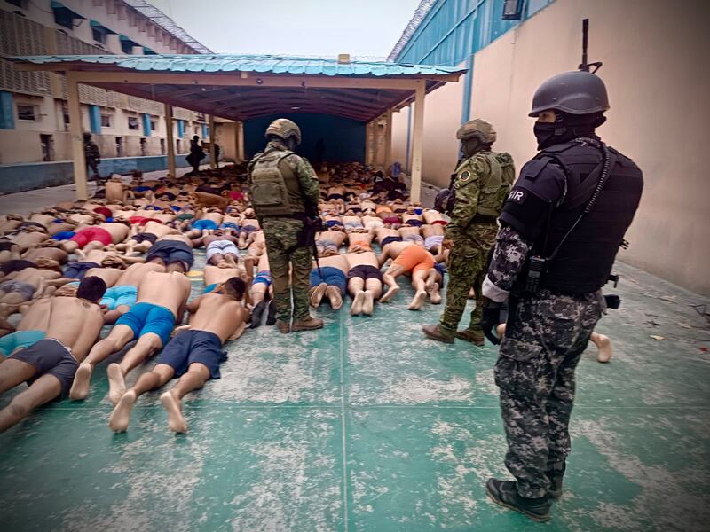 Fuerzas Armadas y Policía Nacional intervinieron la Penitenciaría del Litoral.