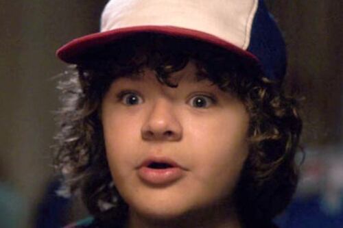 Dustin de Stranger Things sorprende cantando  Pearl Jam