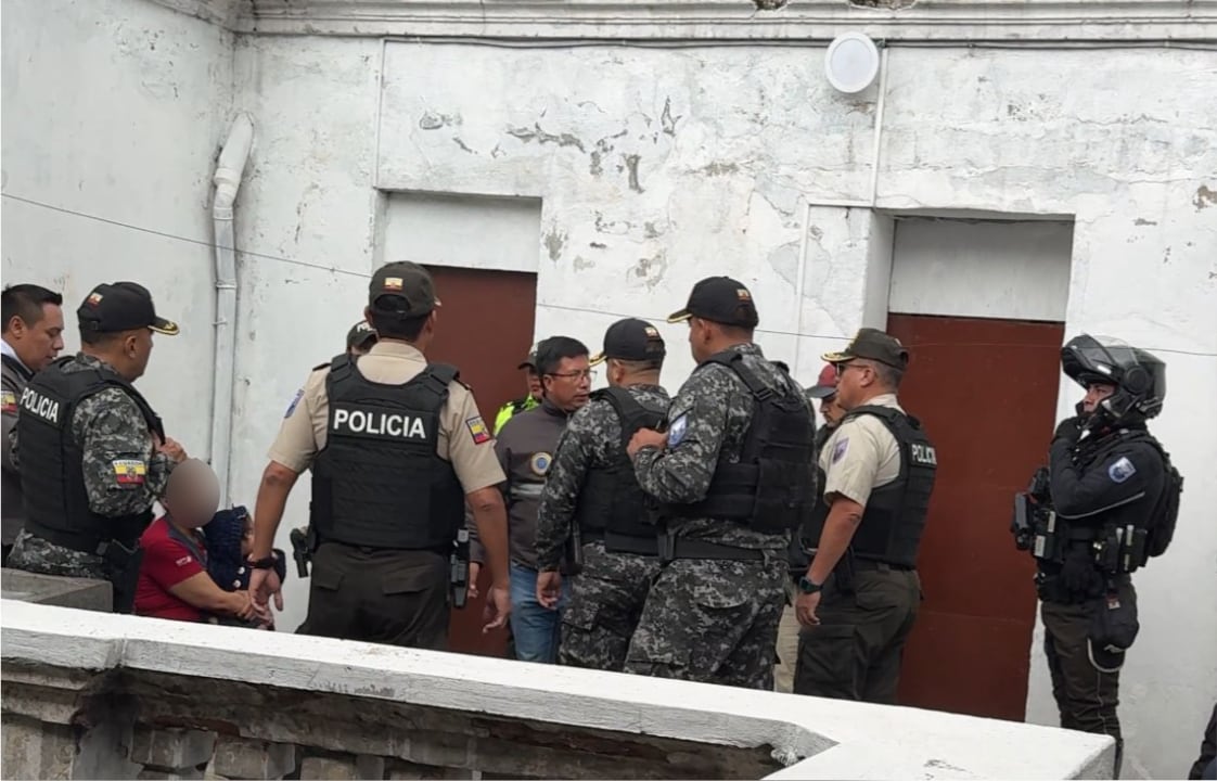 Rescatan a niña de 2 años en hostal clandestino de Quito en condiciones insalubres
