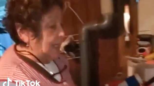 Señora reclama contra el Día de la Madre