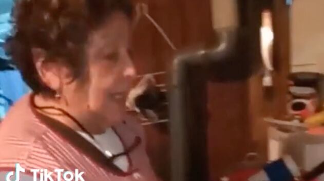 Señora reclama contra el Día de la Madre