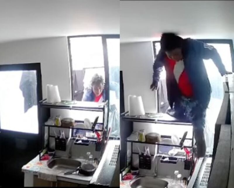 El sujeto fue captado por una cámara de seguridad cuando forzaba una ventana para ingresar a una vivienda del barrio Los Galeanos, en Ibarra.