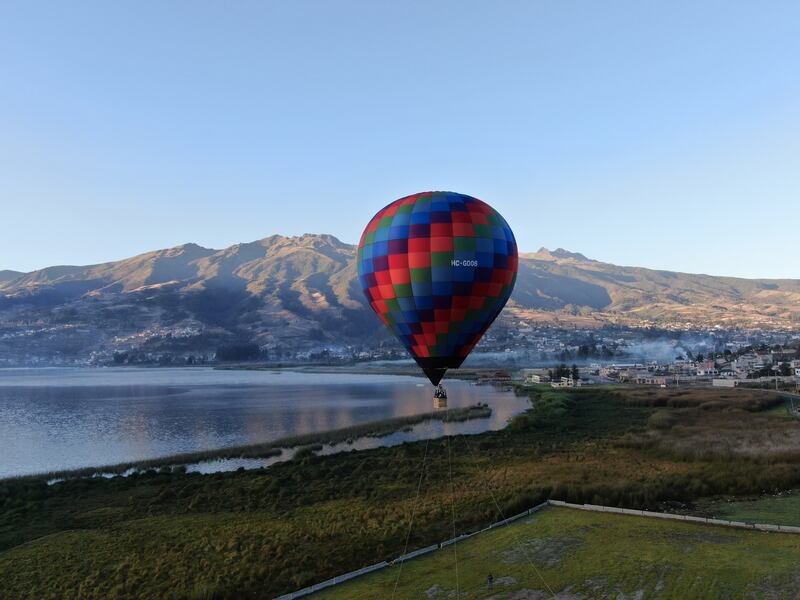Nosotras te llevará en globo aerostático a recorrer el Lago San Pablo, ¿cómo participar?