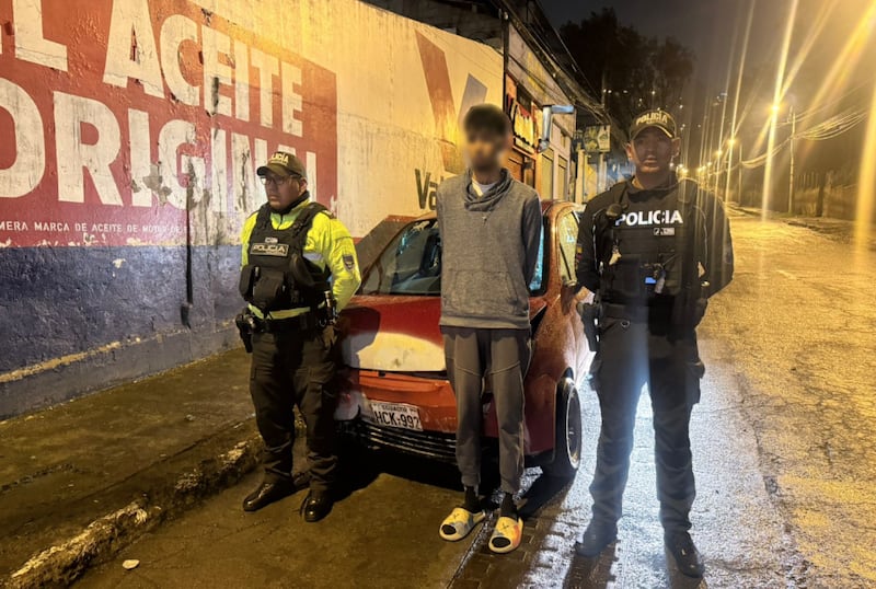 Tras persecución, vehículo se chocó contra un muro y Policía liberó a víctima de secuestro exprés en el norte de Quito