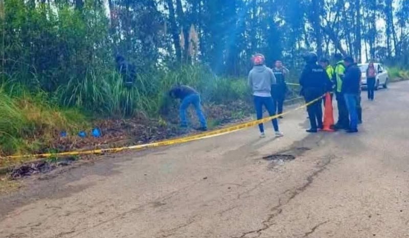 Cadáver hallado en Biblián, Cañar, junto a un cartel que advertía sobre robos en Cuenca y Azogues.
