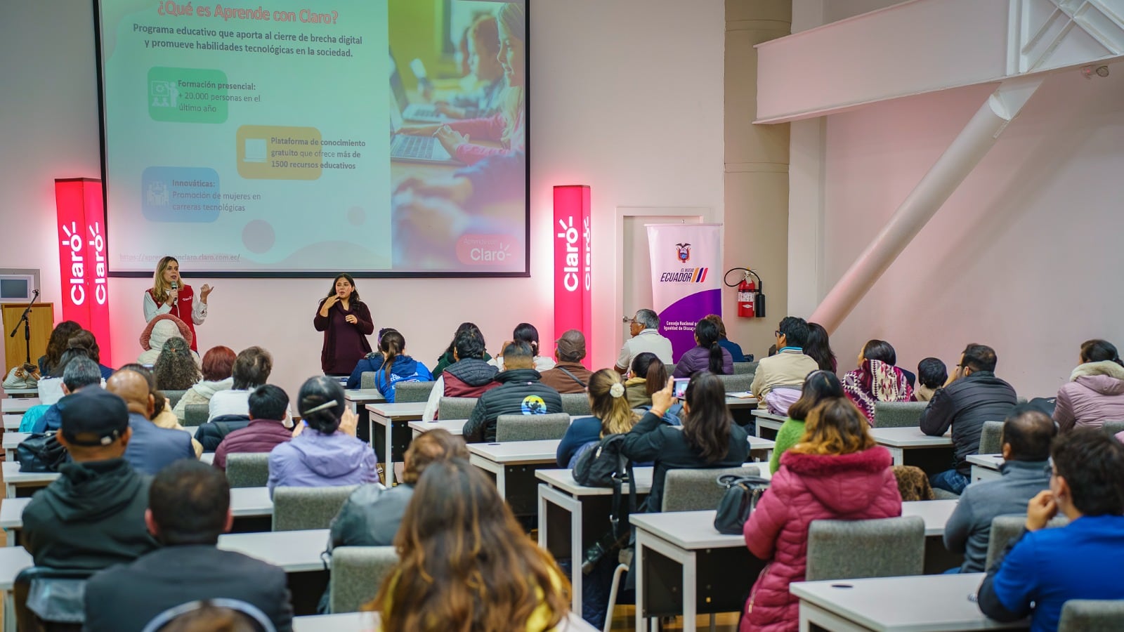 Capacitación de Aprende con Claro para emprendedores con discapacidad física y
auditiva con intérprete de lengua de señas.