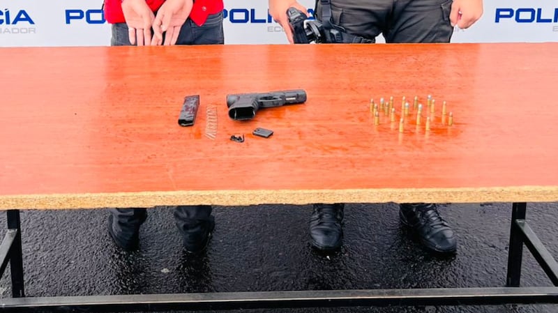 Intentó huir en moto robada, chocó y fue detenido con un arma en Guamaní, en Quito